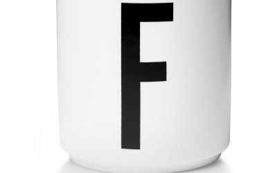 Cană din porțelan Design Letters Personal F, alb