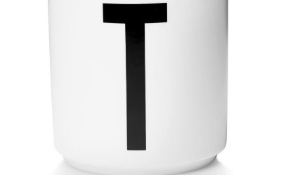 Cană din porțelan Design Letters Personal T, alb