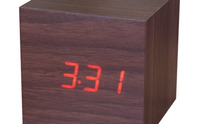 Ceas deșteptător cu LED Gingko Cube Click Clock, maro – roșu