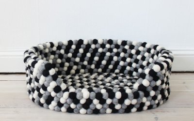 Pat cu bile din lână pentru animale de companie Wooldot Ball Pet Basket, 40 x 30 cm, alb – negru