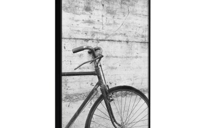 Poster cu ramă Artgeist Bicycle Leaning Against the Wall, 30 x 45 cm