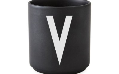 Cană din porțelan Design Letters Alphabet V, 250 ml, negru