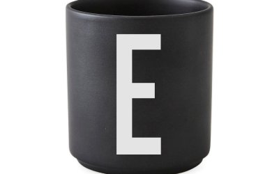 Cană din porțelan Design Letters Alphabet E, 250 ml, negru
