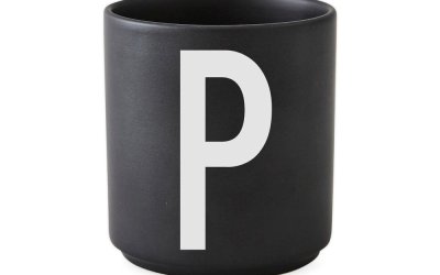 Cană din porțelan Design Letters Alphabet P, 250 ml, negru