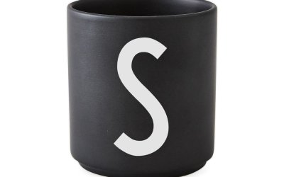 Cană din porțelan Design Letters Alphabet S, 250 ml, negru