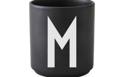 Cană din porțelan Design Letters Alphabet M, 250 ml, negru
