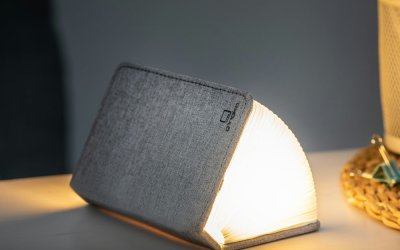 Veioză de birou cu LED Ginko Booklight Mini, formă de carte, gri