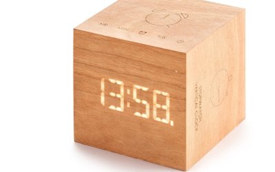 Ceas deșteptător din lemn de cireș Gingko Cube Plus