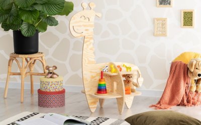 Bibliotecă pentru copii în decor de pin în culoare naturală 90×60 cm Giraffe – Adeko